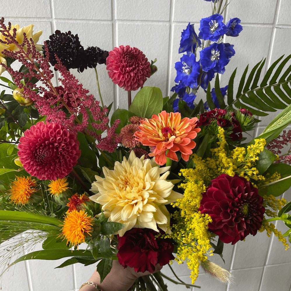 Seasonal Hand-Tied Bouquet – Studio Full Bloom